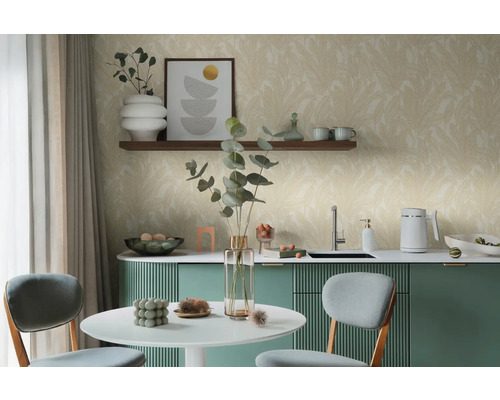 Svetlá izba s jedálenským stolom, stoličkami, kuchynským pultom a tapetou s kvetinovým vzorom.