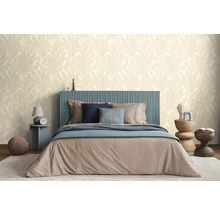 Spálňa s posteľou, nočnými stolíkmi a vzorovanou tapetou.