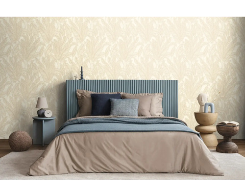 Spálňa s posteľou, nočnými stolíkmi a vzorovanou tapetou.