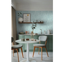 Svetlá jedálenská časť so zeleno pruhovanou kuchynskou linkou, bielym stolom a stoličkami