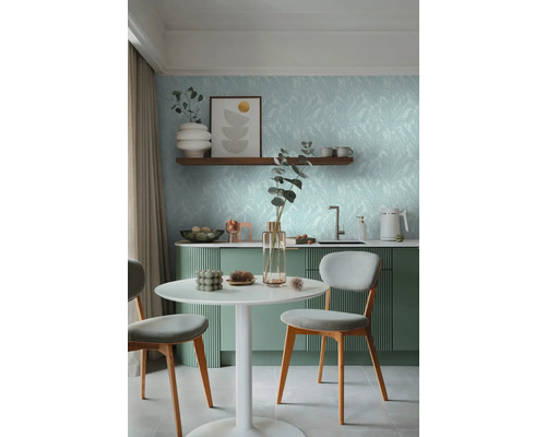 Svetlá jedálenská časť so zeleno pruhovanou kuchynskou linkou, bielym stolom a stoličkami