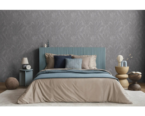 Spálňa s manželskou posteľou, nočným stolíkom a vzorovanou tapetou pre pokojnú atmosféru.