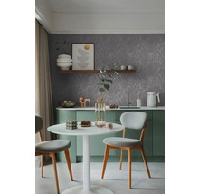 Moderná kuchynská scéna s jedálenským stolom, stoličkami, kuchynským kútom a kvetinovou tapetou