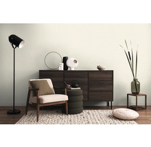 Obývacia izba s príborníkom, kreslom, stojacou lampou a dekoráciou