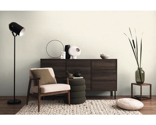 Obývacia izba s príborníkom, kreslom, stojacou lampou a dekoráciou