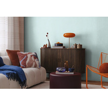 Obývacia izba s pohovkou, skriňou, príručným stolíkom a stoličkou