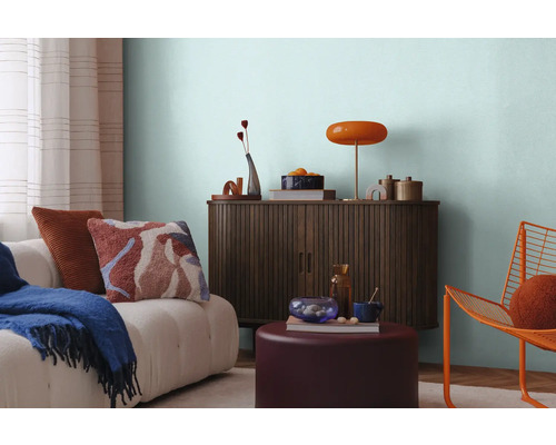 Obývacia izba s pohovkou, skriňou, príručným stolíkom a stoličkou