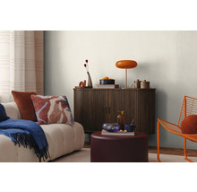 Návrh interiéru s pohovkou, skriňou a dekoratívnymi doplnkami pre štýlové bývanie.