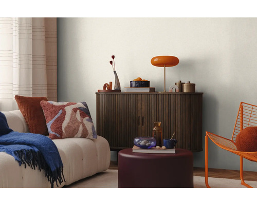 Návrh interiéru s pohovkou, skriňou a dekoratívnymi doplnkami pre štýlové bývanie.