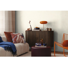 Interiér obývacej izby s pohovkou, skrinkou, lampou a dekoráciou