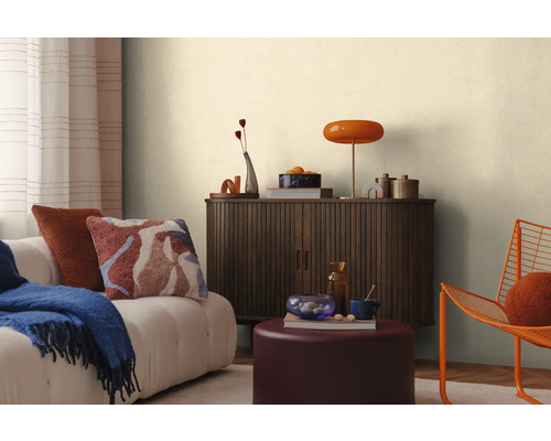 Obývacia izba s pohovkou, skriňou, lampou a dekoráciami pre útulnú atmosféru