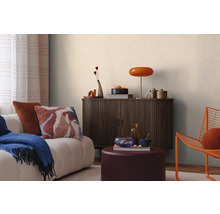 Obývacia izba s pohovkou, skrinkou a dekoráciami