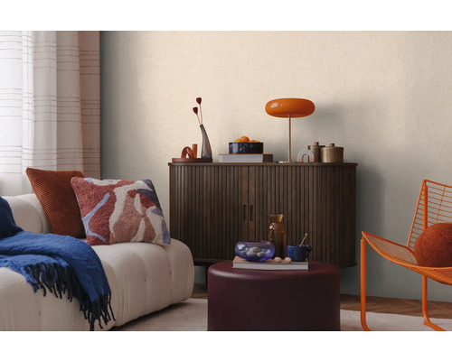 Obývacia izba s pohovkou, skrinkou a dekoráciami