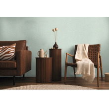 Obývacia izba s pohovkou, stoličkou a príručnými stolíkmi vo svetlom prostredí