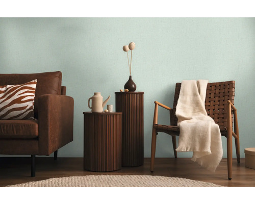 Obývacia izba s pohovkou, stoličkou a príručnými stolíkmi vo svetlom prostredí