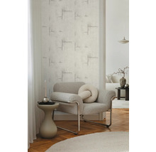 Obývacia izba so štruktúrovanými tapetami a sivým kreslom