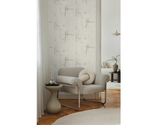 Obývacia izba so štruktúrovanými tapetami a sivým kreslom