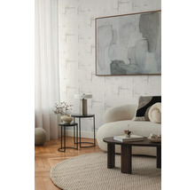 Obývacia izba s pohovkou, konferenčným stolíkom, príručnými stolíkmi, lampou a abstraktným obrazom