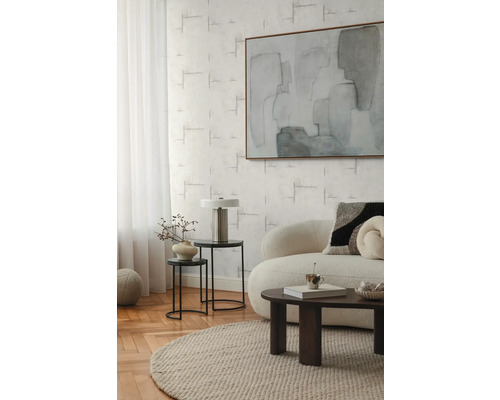 Obývacia izba s pohovkou, konferenčným stolíkom, príručnými stolíkmi, lampou a abstraktným obrazom