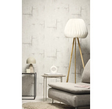 Interiér s tapetou so vzorom, stojacou lampou a odkladacími stolíkmi