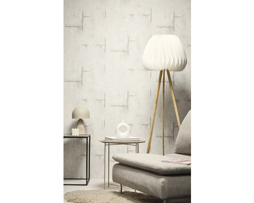 Interiér s tapetou so vzorom, stojacou lampou a odkladacími stolíkmi