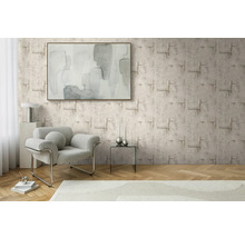 Obývacia izba so vzorovanou tapetou, kreslom a umeleckým dielom