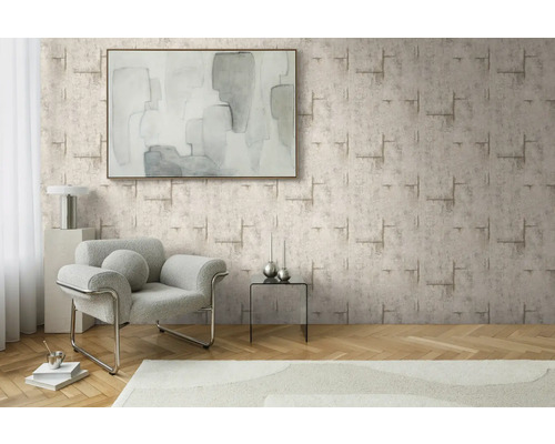 Obývacia izba so vzorovanou tapetou, kreslom a umeleckým dielom