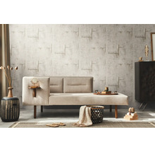 Obývacia izba s béžovou pohovkou a vzorovanou tapetou