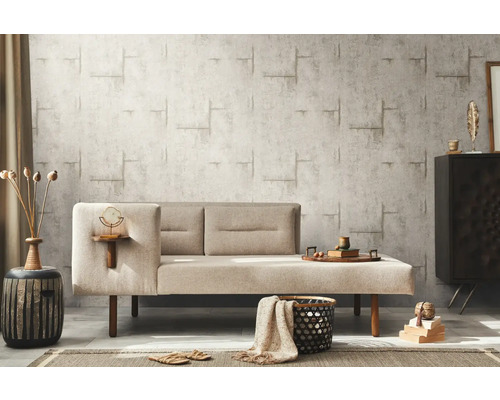 Obývacia izba s béžovou pohovkou a vzorovanou tapetou