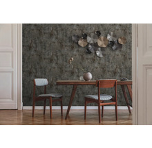 Jedáleň s jedálenským stolom, stoličkami a štruktúrovanou tapetou