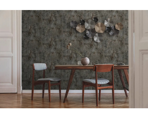 Jedáleň s jedálenským stolom, stoličkami a štruktúrovanou tapetou