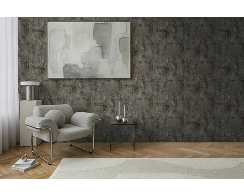 Obývacia izba s kreslom, stolom a dekoráciou pred štruktúrovanou stenou