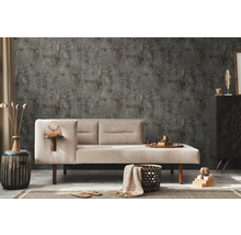 Dekoratívna stena so vzorovanou tapetou, kombinovaná so štýlovou pohovkou a zodpovedajúcimi bytovými doplnkami