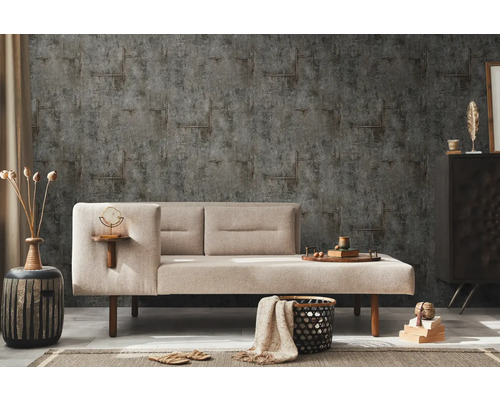 Dekoratívna stena so vzorovanou tapetou, kombinovaná so štýlovou pohovkou a zodpovedajúcimi bytovými doplnkami