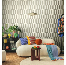 Obývacia izba s geometrickou tapetou, pohovkou, odkladacím stolíkom a dekoratívnymi prvkami pre štýlové prostredie.