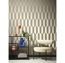 Pohľad na izbu s tapetou so vzorom, regálom a kreslom