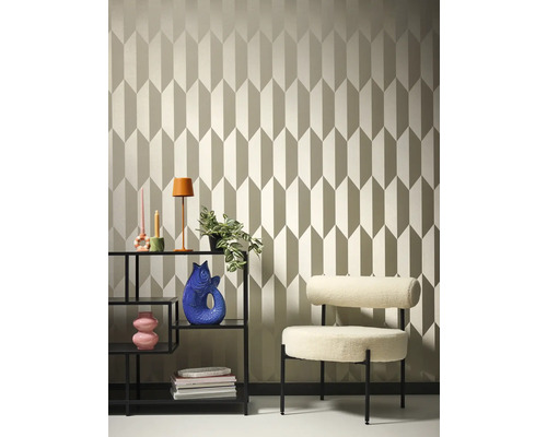 Pohľad na izbu s tapetou so vzorom, regálom a kreslom