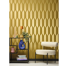 Interiér s geometrickou tapetou, regálom a kreslom