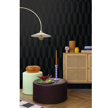 Zariadenie v izbe s tapetou s geometrickým vzorom, stojacou lampou a drevenou skriňou