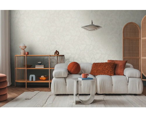 Svetlá obývacia izba so vzorovanou tapetou, pohovkou, kobercom a drevenou policou