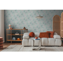 Obývacia izba s kvetinovou tapetou, pohovkou a príručným stolíkom