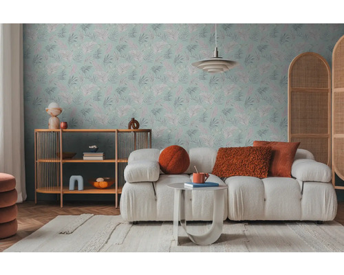 Obývacia izba s kvetinovou tapetou, pohovkou a príručným stolíkom