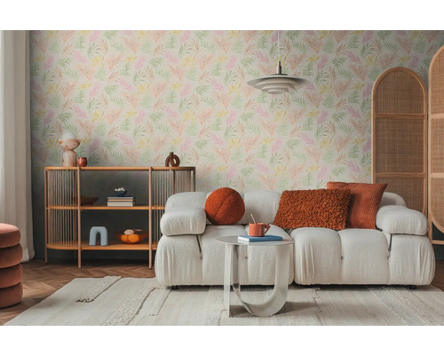 Obývacia izba s pohovkou, regálom a tapetou s listami