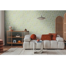 Obývacia izba s pohovkou, príručným stolíkom, policou a vzorovanou tapetou