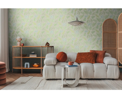 Obývacia izba s pohovkou, príručným stolíkom, policou a vzorovanou tapetou