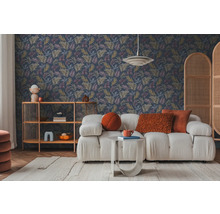 Obývacia izba so vzorovanou tapetou, pohovkou, regálom a kobercom