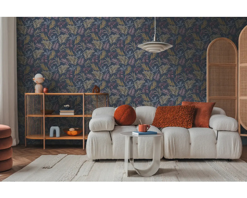 Obývacia izba so vzorovanou tapetou, pohovkou, regálom a kobercom