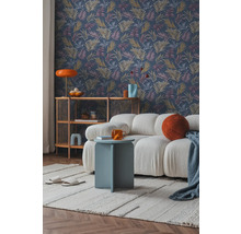 Obývacia izba so vzorovanou tapetou, pohovkou a príručným stolíkom