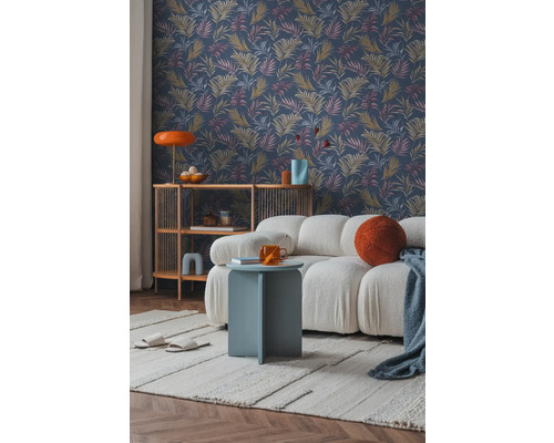 Obývacia izba so vzorovanou tapetou, pohovkou a príručným stolíkom