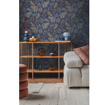 Obývacia izba so vzorovanou tapetou, policou a pohovkou